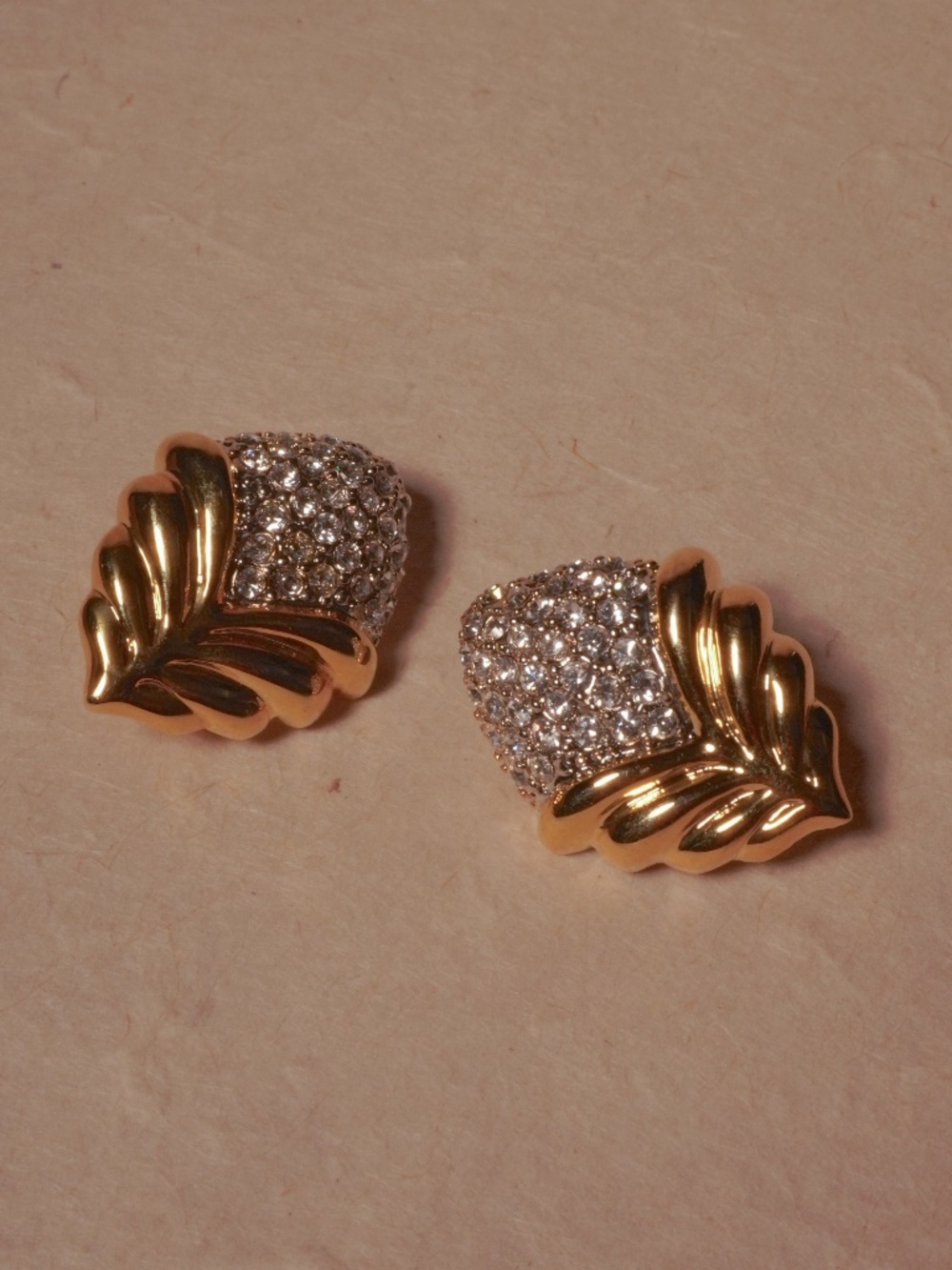 115. Vtg Pavé rhinestone clip Ons